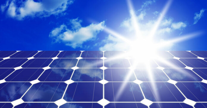 Energía solar en su esplendor: las placas solares aprovechan al máximo el verano