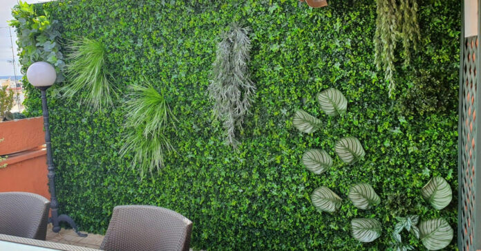 Diseño sostenible: jardines verticales artificiales para un futuro verde